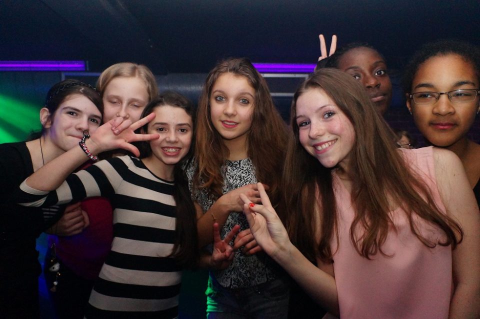 Jeunes filles lors de la soirée disco organisée par l'école en fin de séjour